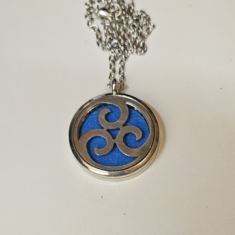 An Aromatherapy Essential Oil Diffuser Locket Nec… - image 3